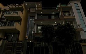 Townhouse Metro Inn Residency Near Iskcon Temple Noida